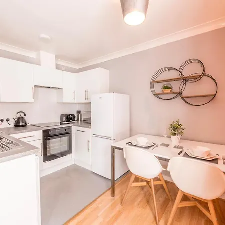 Prime Location - Modern City Apartment! Бристоль